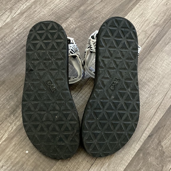 Teva’s - Picture 4 of 4